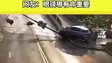 司机为捡眼镜分心驾驶，撞倒路边灯杆