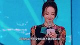 迪丽热巴衣服扣子不慎崩开，谁注意旁边女伴眼神太真实了