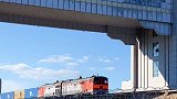 从俄罗斯驶入在中国的火车，在穿越国门这一刻