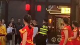 追星也要有个度吧，女孩为追星 中暑晕倒，网友:多陪陪爸妈不好吗？