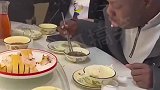 非洲小伙第一次吃中餐不想让人知道不会用筷子，但很快就暴露了！