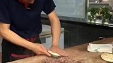 师傅卖肉夹馍十分忘我享受