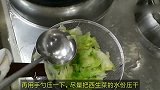 看大厨是咋做蚝油生菜的原来他第一步是这么做的，难怪好吃