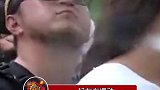 工作人员蹭吴磊的防晒喷雾，脑袋跟着三石弟弟的手一起左右摆动，精打细算就是你了