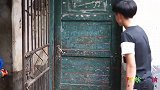 弟弟遇困难找哥哥借钱，嫂子让弟弟写欠条，走出门才发现错怪嫂子