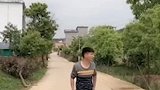 农村搞笑视频，小伙这电动车要起飞？