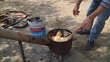 家里鸡不下蛋了，阿远宰了一只做“肚包鸡”，大骨熬汤，滋味真棒