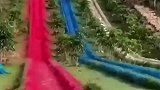 这妈也太坑娃了吧，拿孩子当垫子