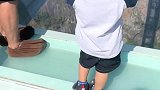 人类幼崽冷静走玻璃栈道，这就是初生牛犊不怕虎吗