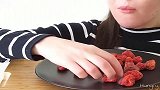 美女吃冷冻的干草莓，发出的咀嚼声很特别