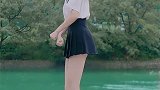 跳一半发现河里有人洗澡