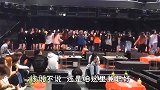妹子就算不露脸，单看这身材是想苦了爹还是孩子呀