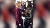 爆新鲜-20170216-70岁奶奶大街上与年轻女孩斗舞引群众围观