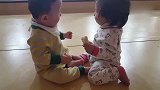 妹妹喂哥哥一整块零食，哥哥却抠门到如此，妹妹好气不过