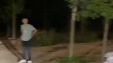 两男子在路上起冲突，好友不仅不劝阻还疯狂大笑