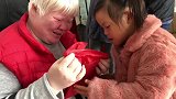 外国夫妇带中国小女孩重回孤儿院，这画面看得我热泪盈眶