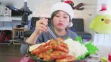 妹子吃油煎大虾配米饭，米饭都吃完，剩下虾
