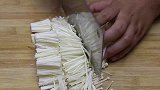 吃了几十年金针菇，终于找到最好吃的做法了，我家隔三差五这样吃