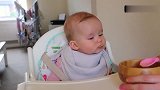 宝宝第一次吃青豆泥，吃一口就含住一脸懵圈：这是要给我断奶吗