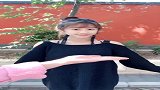 深色服装美女，表情搞怪