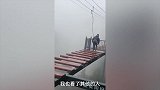 不怕死！男子高空栈道单脚跳跃+俯卧撑 称没安全绳也不怕