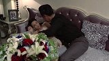 男女在客厅浓情蜜意，怎料却突然有人敲门，两人顿时就紧张了