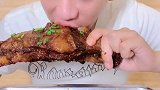 小伙直播啃大骨头，这大口吃肉的感觉，看着就过瘾！