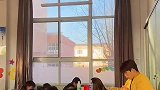 老师上课的时候没有戴口罩，用自己的袜子改了一个，他是裁缝出身
