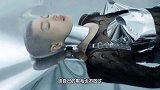 被周冬雨征服了，银灰寸头搭金属吊带裙，回眸间“杀伤力”十足