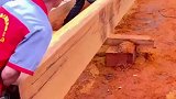 师傅们说从学徒到现在，已经是一把老骨头咯