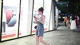 三里屯街拍，格子迷你裙，夏天的清凉选择