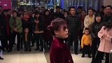 小姐姐跳搞笑舞蹈好嗨呦，现场已经被路人围观了，真是一朵奇葩！
