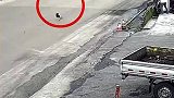 男子为躲避狗紧急刹车，漂移到路旁，撞到车辆后才停下！