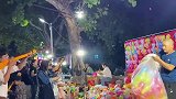 男生晚上去夜市玩打气球，百发百中