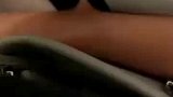 女子上班高峰期挤上地铁，不料手被门夹住