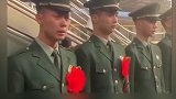 泪目！因国庆任务延迟退伍的老兵踏上列车 战士戴红花挥泪告别