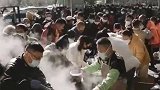 数百名农民工寒冬在桥下等活，爱心人士请大伙喝热腾腾的羊肉汤