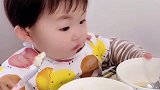 萌宝：先停会儿这饭有点咸，让我喝口汤缓缓