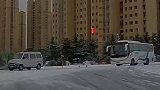 雪后路面湿滑，大巴车突然发生漂移，最终平安停住！