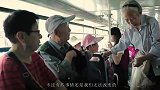 法国小伙来中国旅游，公交车上见到的一幕让他不能理解，你怎么看