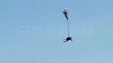 老外挑战高空跳伞，不料绳子打结，这叫声听着挺绝望
