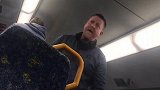 澳大利亚：青少年火车上用手机大声放音乐，两名乘客气愤制止