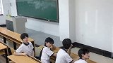 暗恋的男生看向我了，还有他的同学们……