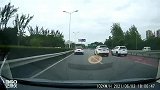 高速路中间车道摆三脚架，这司机是咋想的啊，想给我做麋鹿测试？