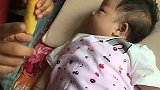 爸爸努力的逗小情人开心，可是宝宝却一点面子都不给