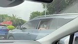 口香糖粘在车身上，男孩吓得用纸巾狂擦