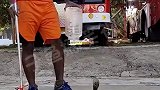 国外消防员捕蛇行动！这大哥是个狠人啊