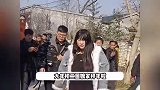 大衣哥女儿婚后回娘家拜年，新女婿带来了两大车礼品，大衣嫂亲自迎接