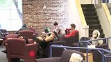噪音恶作剧，男子故意把喇叭放在嘴边吃东西，路人非常惊讶