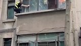 “没考虑危险，挣业主工资，保护业主财产。”59岁保安刘顺中发现住户家中着火，敲门无人应答，徒手爬楼，果断破窗！为他点赞